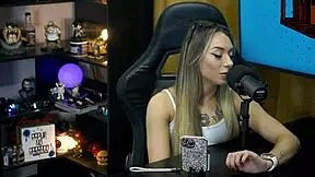 Bianca Demarchi shows the silhouette of her body, bites Ruan's ear and the tense neck - podcast Púpum no Barraco