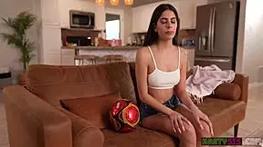 Nasty stepsis angel gostosa can't complain with dick in her mouth 😏