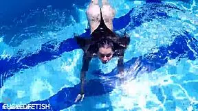 Latex Jessica Bunny Feels Sensual Underwater Submission in Pool Bath