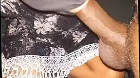 golpeando a la morena flaca de la manera anal