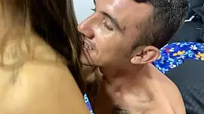 me follo a mi hermanastra a ver que estra sola en casa 😏