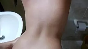 la empleada del servicio inmigante acepta chupar verga a cambio de dinero