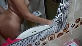 la empleada del servicio inmigante acepta chupar verga a cambio de dinero