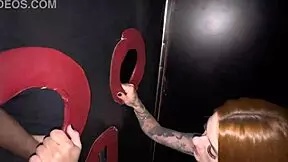 Fui na casa de swing, dei na cabine pra 3 caras e ainda mamei o uber saindo