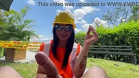 Me masturbo el culo con un martillo