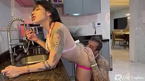 Sexo delicioso na cozinha com brasileira safada que fez squirt maravilhoso no cacete do dotado