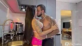 Sexo delicioso na cozinha com brasileira safada que fez squirt maravilhoso no cacete do dotado