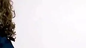 ¡Dios mío, cómo es posible que me lo hizo con un palo de escoba! El profesor se aprovecha de la inocencia de su alumna culona real casero 😱