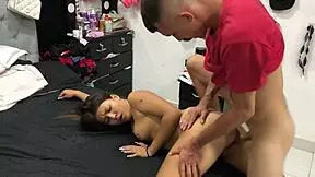 me follo a mi hijastra cuando esta sola en su pieza y ella me dice que le dey pro su co�o x prirmera ver