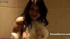 indian housewife showers 😏