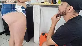 Dona de casa casada com shortinho jeans recebe o encanador