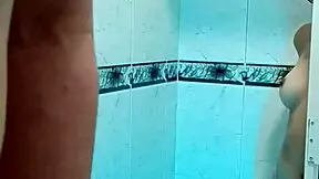 Mi hermanastro me sorprende en el baño y me folla