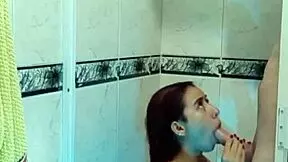 Mi hermanastro me sorprende en el baño y me folla