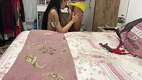 Branquinha gostosa minha meia irm� adotiva me convidou para conhecer a casa dela completo no red