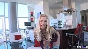 Camel toe mommy teases in tight panties