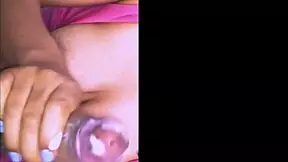 la madre de su amiga era una mujer voluptuosa que siempre vestía ropa ajustada y provocativa lo que lo ponía muy nervioso