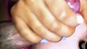 la madre de su amiga era una mujer voluptuosa que siempre vestía ropa ajustada y provocativa lo que lo ponía muy nervioso