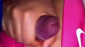 la madre de su amiga era una mujer voluptuosa que siempre vestía ropa ajustada y provocativa lo que lo ponía muy nervioso