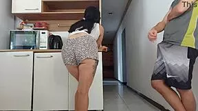 Sexo arriscado enquanto meu marido estava no banho, transei com amigo dele quase fomos pego