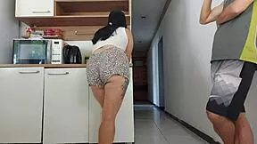 Sexo arriscado enquanto meu marido estava no banho, transei com amigo dele quase fomos pego