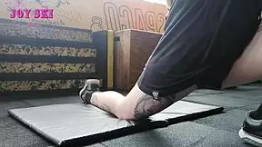 alternative girl stretching at the gym