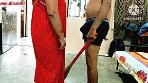 Indian desi malkin ne naukar se chudwaya apne ghar mein