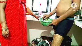 Indian desi malkin ne naukar se chudwaya apne ghar mein