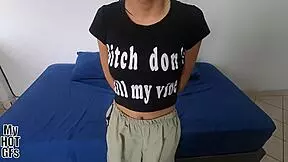 apenas legal jovencita con 18 anos recien cumplidos llega para probar algo nuevo