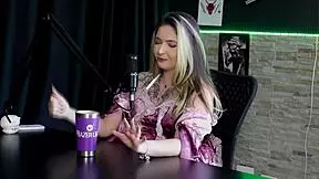 a primeira vez que deu o cu foi de frente e gosta de sua gozada � viciada em menage e bateu siririca no uber - raphaela savanah sheer red halloween