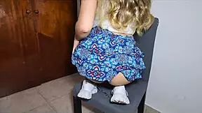 deliciosa paty stark montando mi polla cuando nuestros padrastro estan en la cocina follamos y casi nos pillan