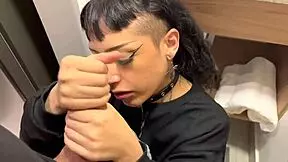 ninfeta tarada do rostinho fofo fazendo boquete babado e dando o rabo pra mais velho