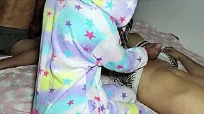 padrastro suertudo se masturba cuando la hijastra tiene sexo con su hermanastro