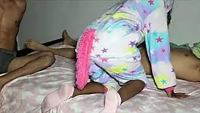 padrastro suertudo se masturba cuando la hijastra tiene sexo con su hermanastro