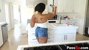 come on please cum on your stepsisters face