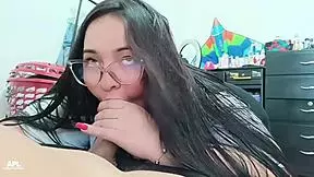 Hermosa mujer chubby de culo grande si que me sabe chupar mi verga hasta llenarla de creampie