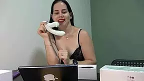 Anna unboxes and tests the svakom beyourlover vibrator