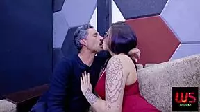 Dei uma lição de cintadas na minha enteada que a deixou toda molhada