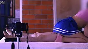 la hermanastra y el infiel intercambiaron miradas furtivas en el aula