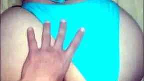 Follada A Hermosa Nalgona En Cuatro Patas Con Su Pequeño Bikini Azul