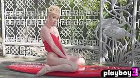 Amazing Big Ass Blonde Teen Braylin Bailey Exposing Sexy Body During Posing