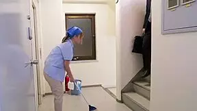 パート3 地味だけど妙にソソるオフィス清掃のパート妻。 しばらく放置してみたら自分から体を寄せてチ●ポをねだってきた！