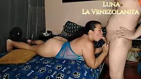 morena nalgona se chupa y culea una verga moviendo su gran culo hasta que le dejan la cuca llena de leche