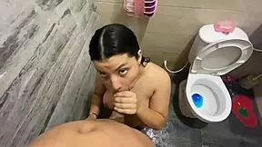 hermanastra masturba la polla de su hermanastro en la ducha