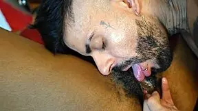 chupando a buceta peluda da minha namorada 😋