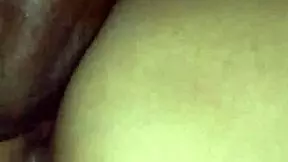 mi hijastra quiere follar mientras frota el pene con su coño peludo!