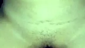 mi hijastra quiere follar mientras frota el pene con su coño peludo!