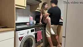 mientras hablo por telefono con mi novio mi padrastro me come el coño y me folla bien duro hasta se corre dentro creampie