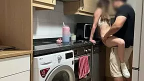 mientras hablo por telefono con mi novio mi padrastro me come el coño y me folla bien duro hasta se corre dentro creampie