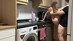 mientras hablo por telefono con mi novio mi padrastro me come el coño y me folla bien duro hasta se corre dentro creampie