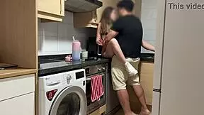 mientras hablo por telefono con mi novio mi padrastro me come el coño y me folla bien duro hasta se corre dentro creampie